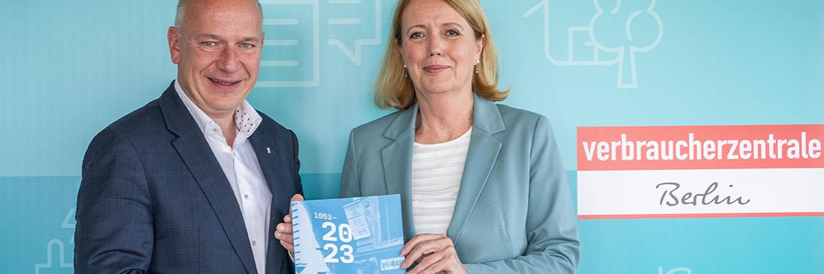 Vorstand Dörte Elß übergibt Tätigkeitsbericht an Regierenden Bürgermeister Kai Wegner 